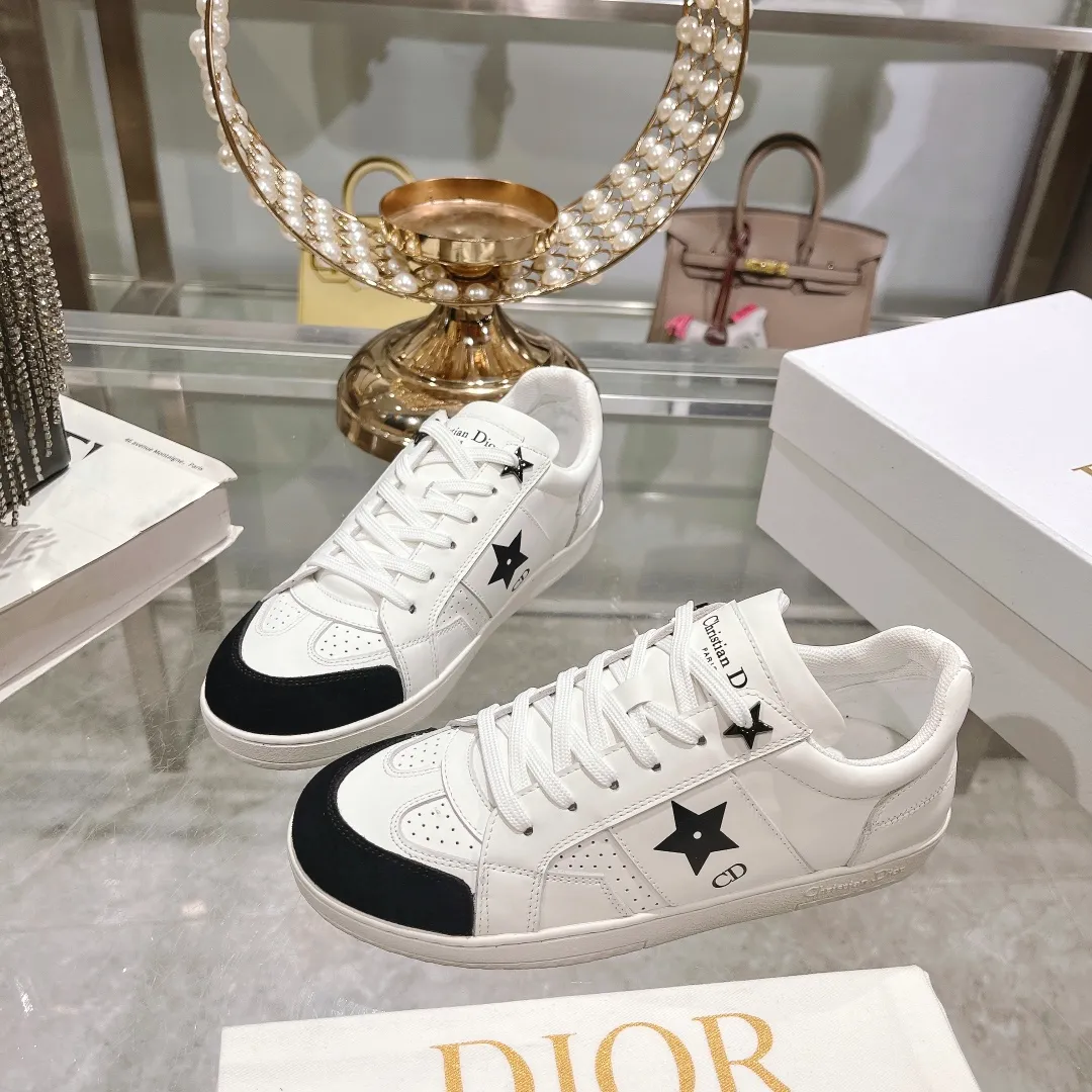 👟👟Ex-factory price 560👟👟Dior2024 new white shoes, Dior Dior Star women's sports shoes, very light summer white shoes. The upper is carefully made of imported suede, decorated with tonal suede panels, metal stars decorate the lace eyelets, and breathable mesh inside. The upper is punched and designed not to stuffy the feet. It is equipped with Christian Dior logo and thin soles. The thick sole is suitable for all seasons! Size: 35-41 (40 and 41 are customized and cannot be returned or exchanged)